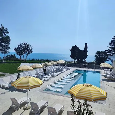 Apartment Azure Infinity - Sea View, Pools & - Over The Sea And Under The Sky Varna